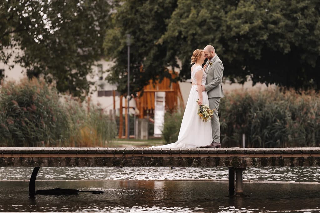 hochzeitsfotograf bielefeld brautpaar holzsteg am wasser 033