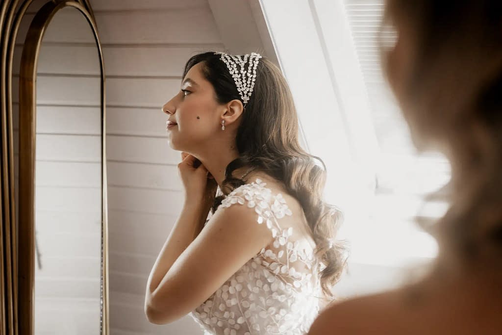 Hochzeitsfotografie Marie Monheim – Das Brautkleid wird mit viel Freude angezogen