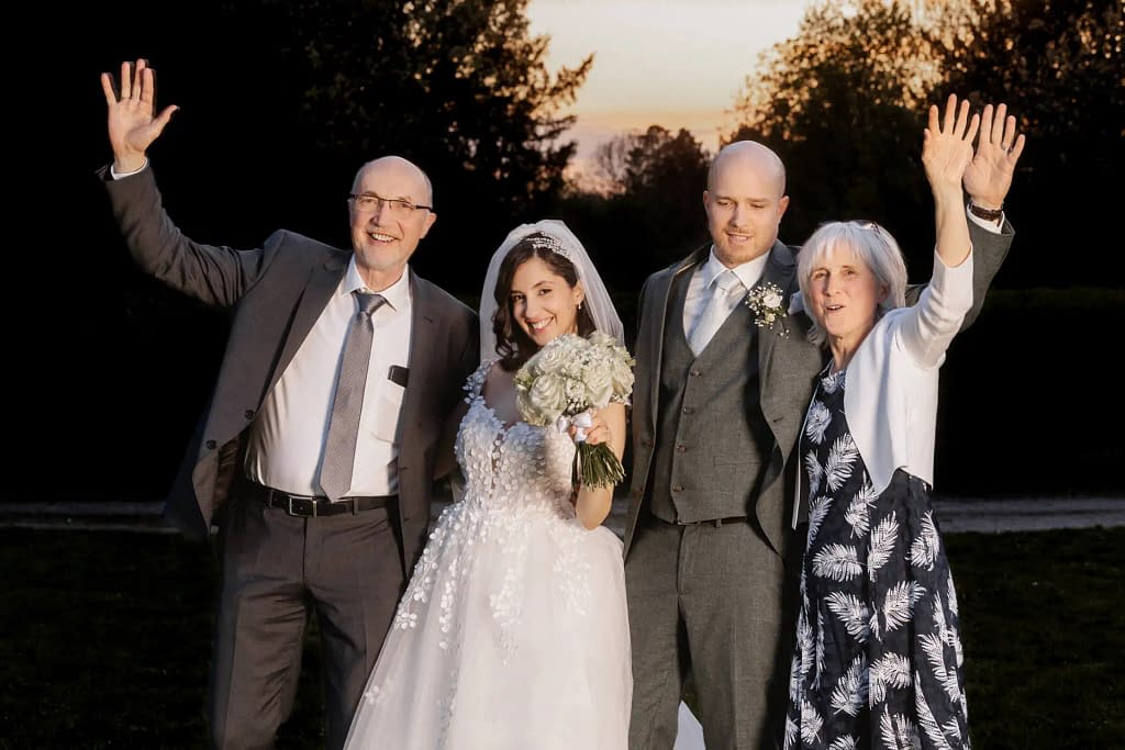 Hochzeitsfotografie Marie Monheim – Das Brautpaar feiert mit Familie und Freunden