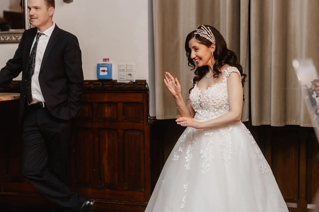 Hochzeitsfotografie Marie Monheim – Die Braut wartet voller Vorfreude auf ihren Bräutigam, bevor sie gemeinsam den Hochzeitstanz in der Marienburg Monheim eröffnen