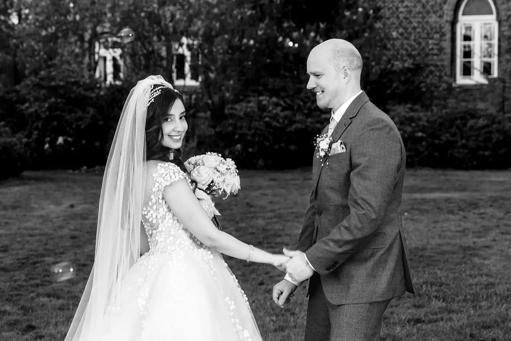 Hochzeitsfotografie Marie Monheim – Zeitlose Hochzeitsfotos des Brautpaares vor dem Schloss