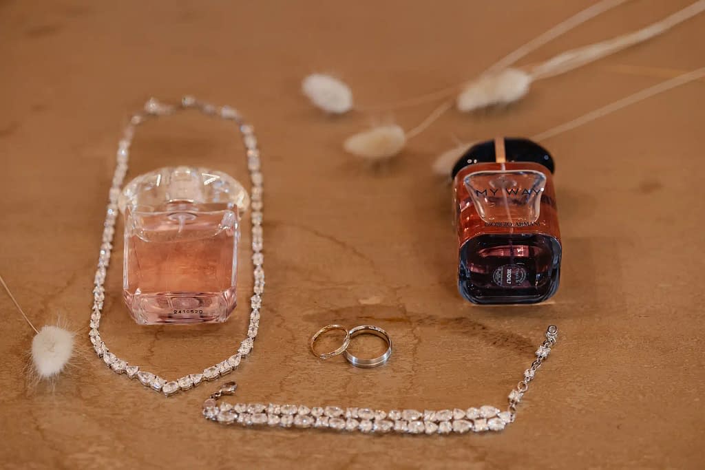 Hochzeitsfotografie Marie Monheim – hochzeitsschmuck mit Parfüm