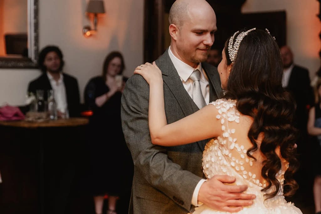 Hochzeitsfotografie Marienburg Monheim Brautpaar eröffnen den Hochzeitstanz