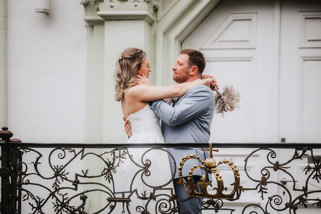 Hochzeitsfoto mit Hochzeitspaar in Schloss Neuhaus vor der Hochzeitslokation