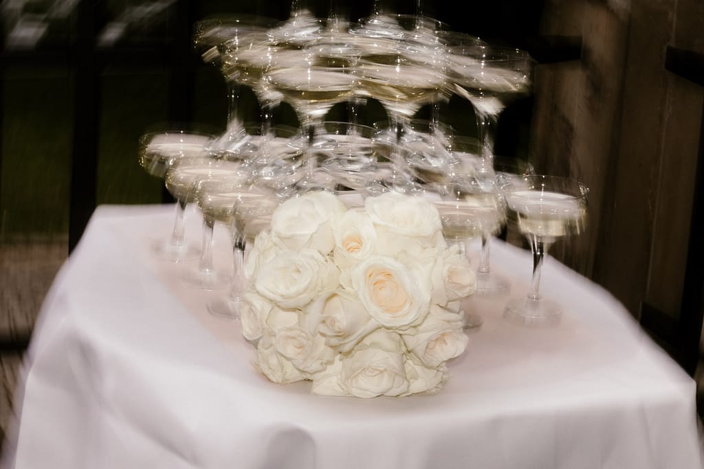 Hochzeitstisch mit Brautstrauß