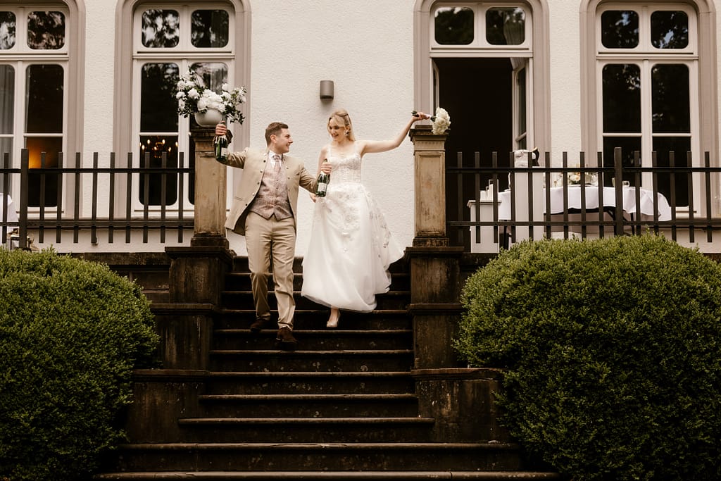 Hochzeitsfoto mit Hochzeitspaar in Schloss Neuhaus vor der Hochzeitslokation