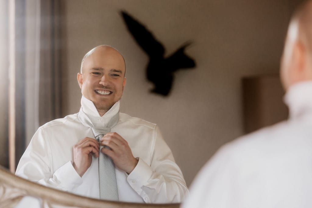 Bräutigam vor dem Spiegel