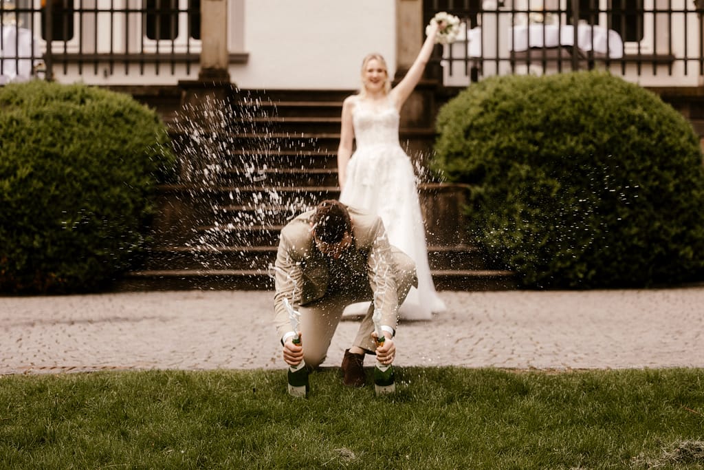 Hochzeitsfotografie mit dem Hochzeitspaar vor der Hochzeitslokation