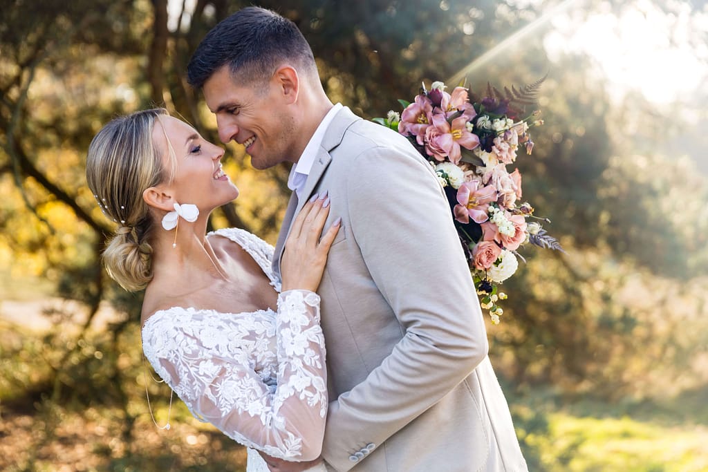 Hochzeitsfoto mit Hochzeitspaar in Schloss Neuhaus