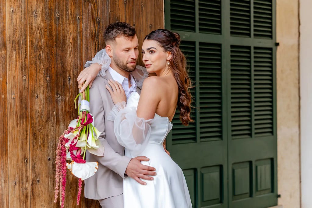 Hochzeitsfotograf Bielefeld Braut und Bräutigam an der Mauer gelehnt, genießen den Moment (5)