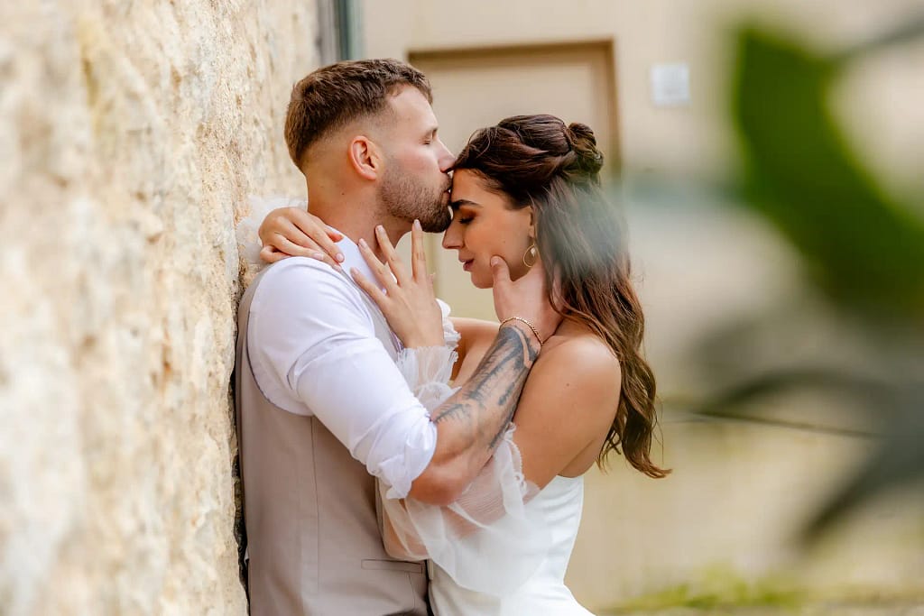 Hochzeitsfotograf Bielefeld Braut und Bräutigam innige Pose (1)