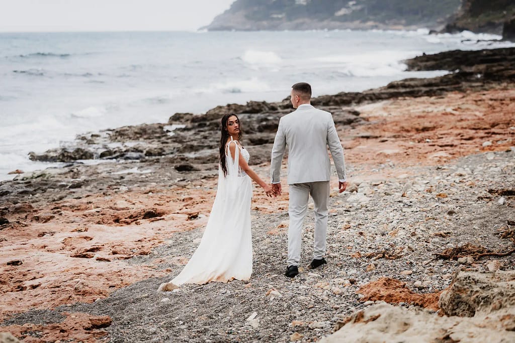 Hochzeitsfotograf Bielefeld Brautpaar im Sand, Hand in Hand, verliebt
