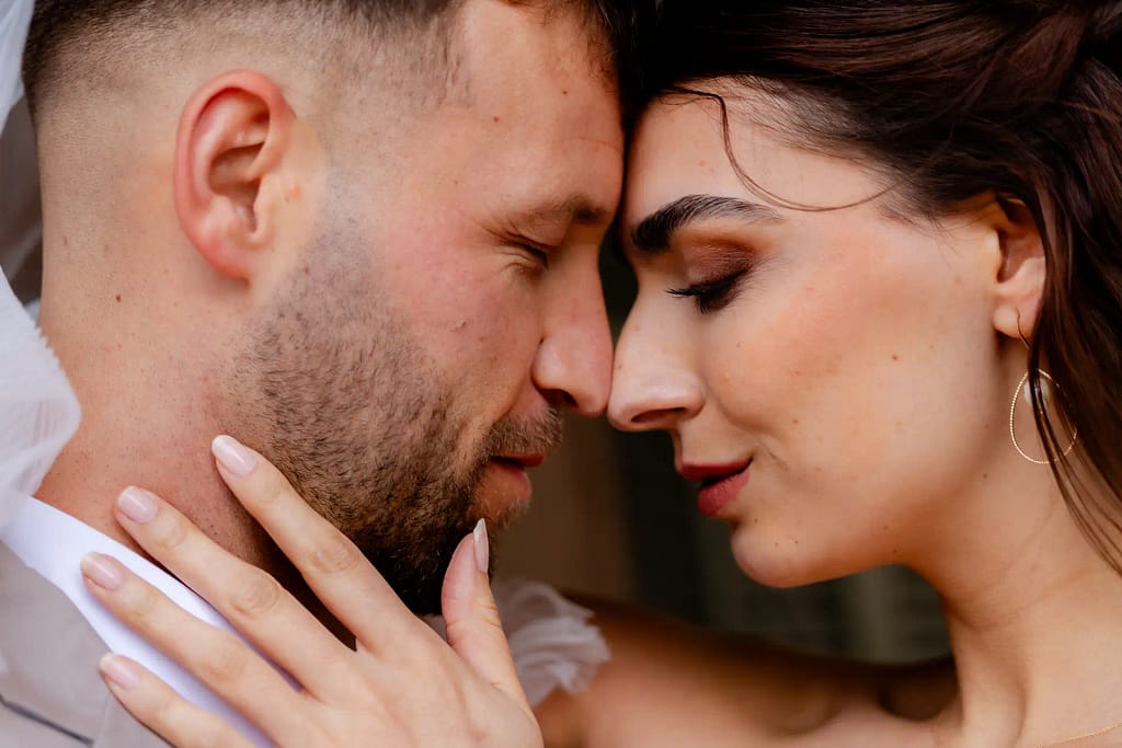 Hochzeitsfotograf Bielefeld Brautpaar schauen sich in den Augen (2)