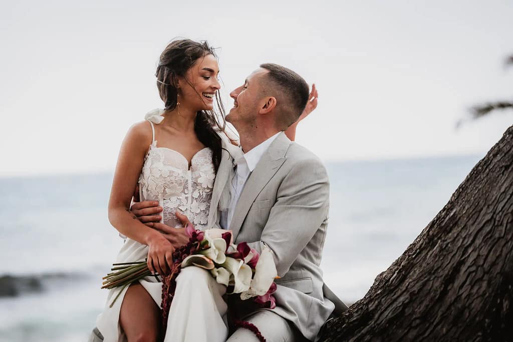 Hochzeitsfotograf Bielefeld Brautpaar unter einem Baum – ein Traum in Grün