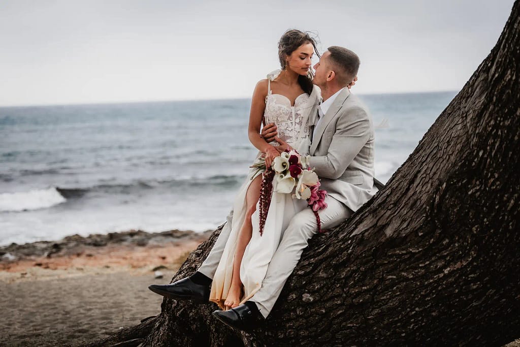 Hochzeitsfotograf Bielefeld Romantische Szene eines Brautpaares in der Natur