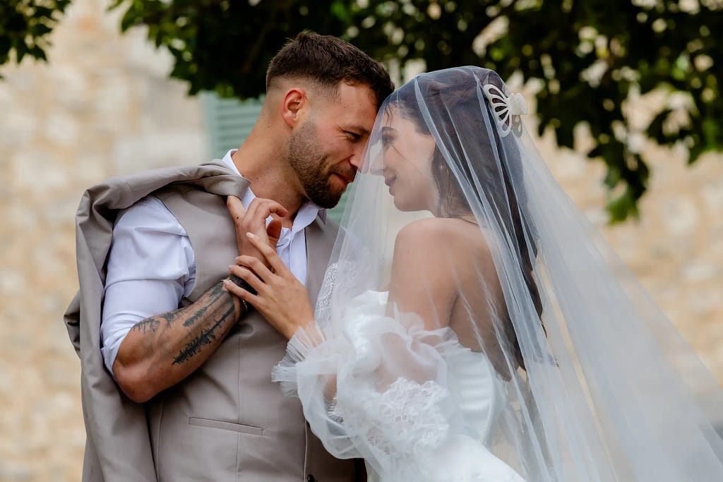 Hochzeitsfotograf Bielefeld bei der Braut fliegt der Brautschleier (1)