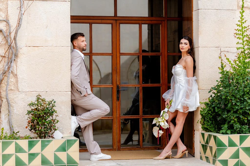 Hochzeitsfotografie Bielefeld Brautpaar vor der Hochzeitslokation (1)