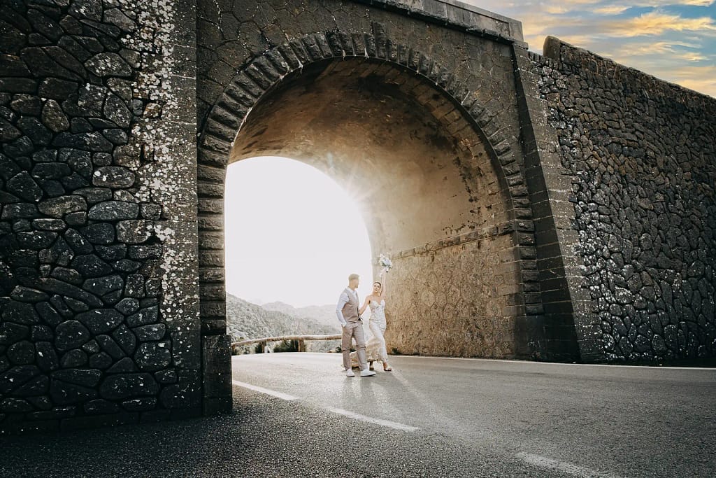 Hochzeitsfotografie Bielefeld Brautpaar vor der Hochzeitslokation (24)