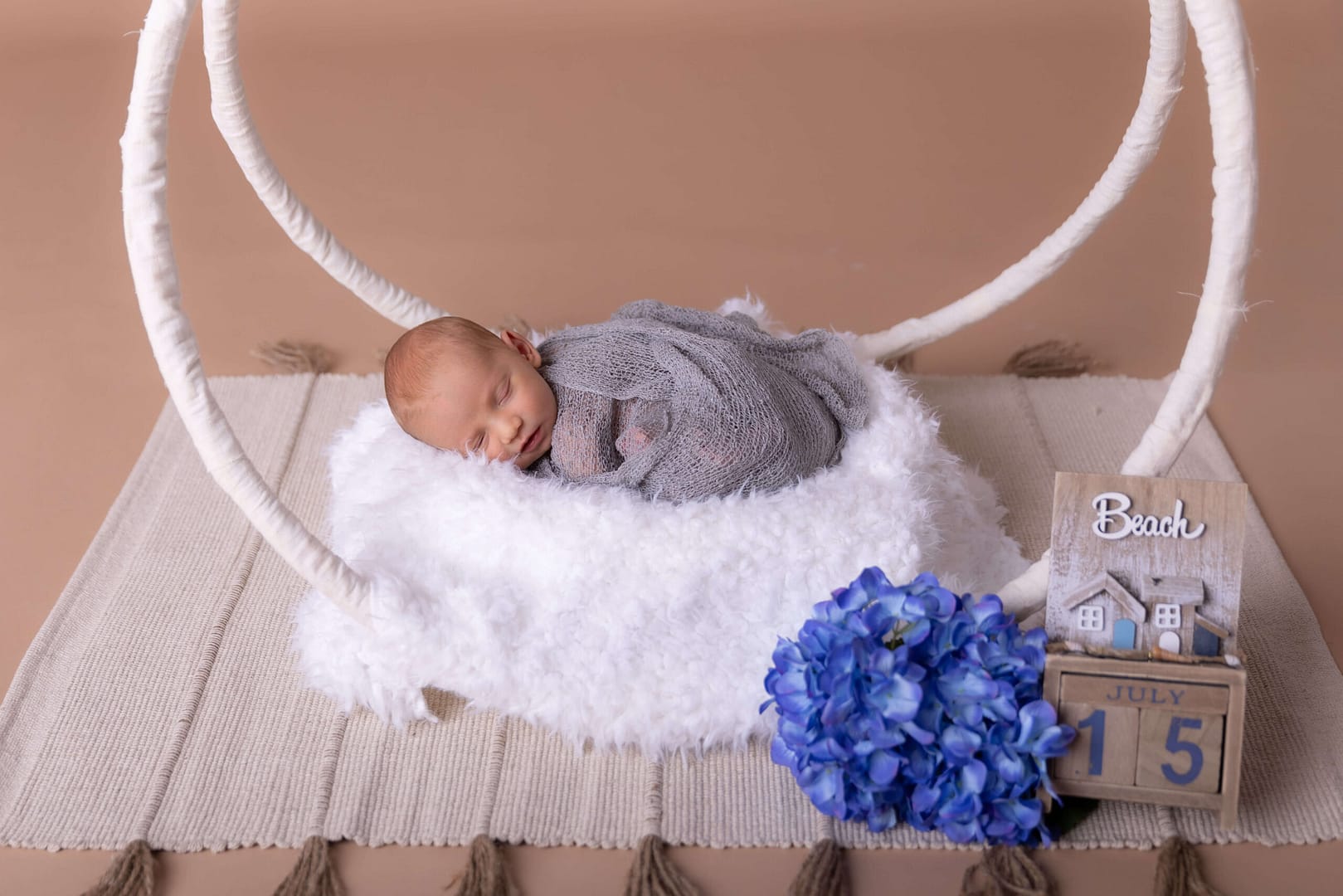 Baby im selbstgebastelte wiege.