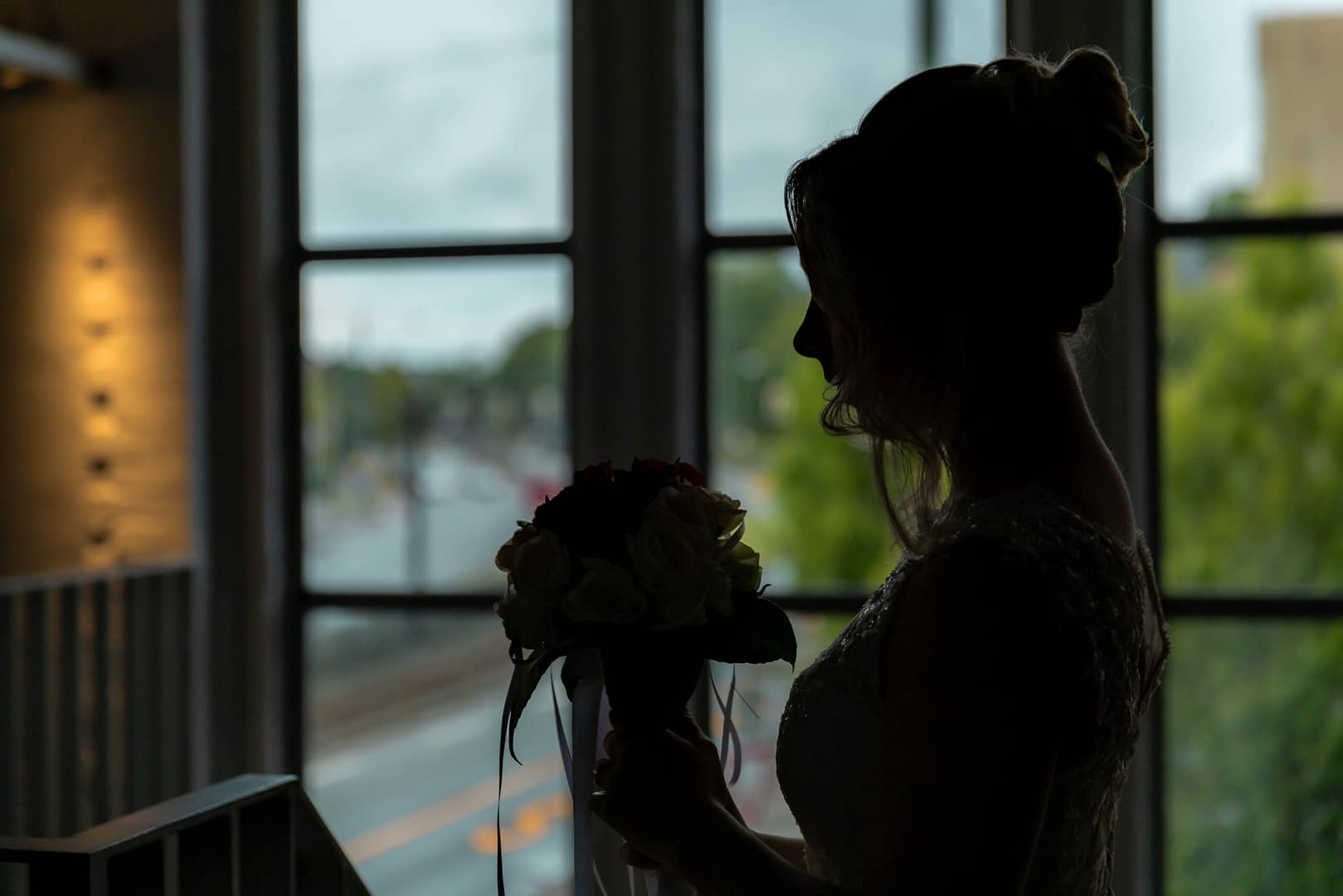 Braut vor dem Fenster