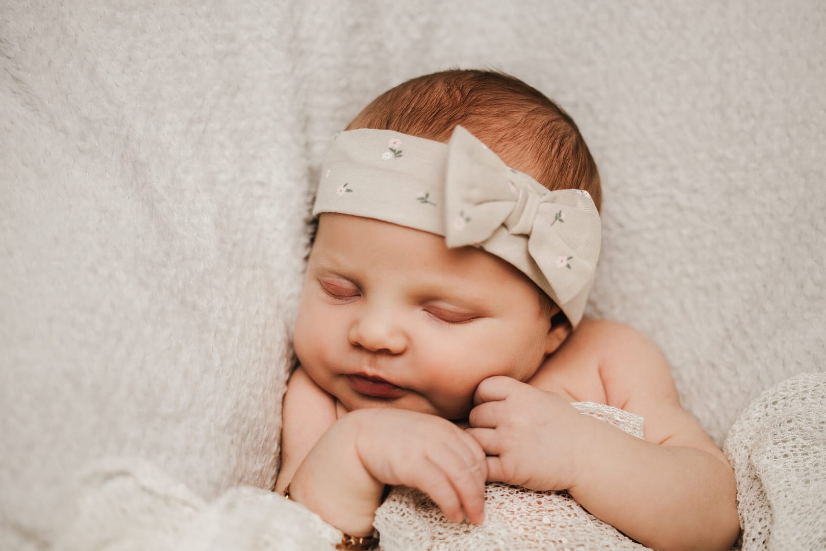 Baby liegt im Bett Babyshooting im Fotostudio Bielefeld