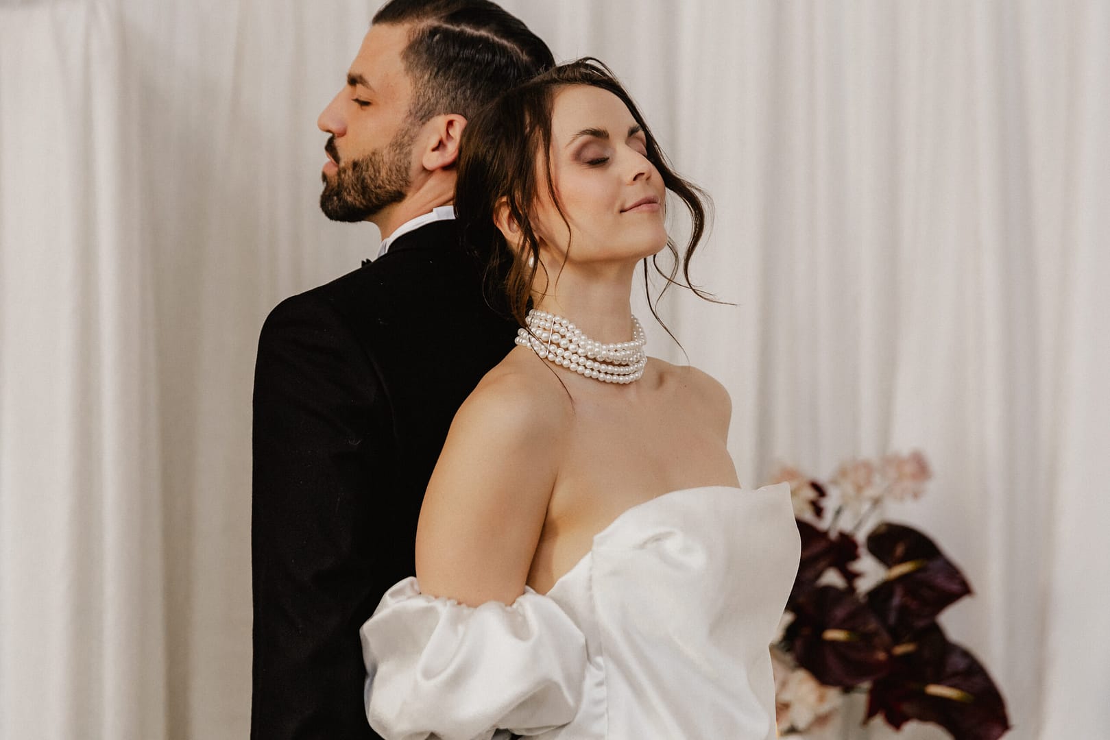 Hand in Hand ins gemeinsame Leben Die Liebe führt sie zusammen