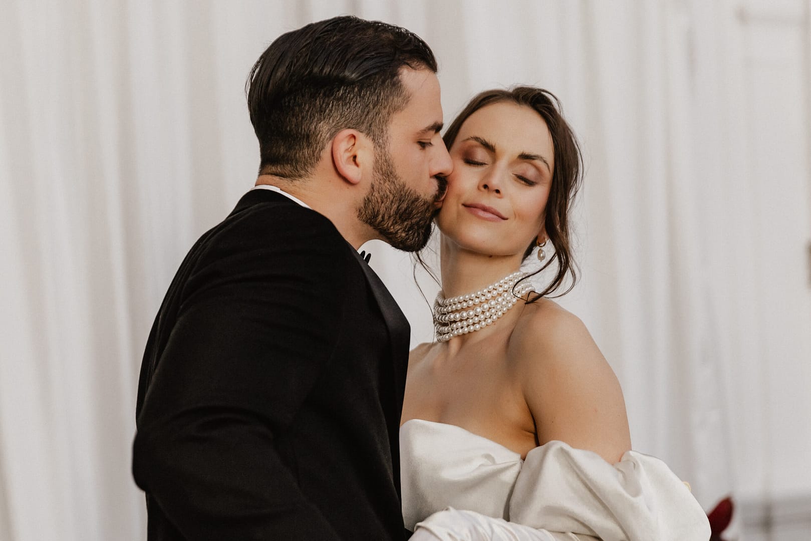 Zwei Herzen vereint in Liebe Braut und Bräutigam Seite an Seite