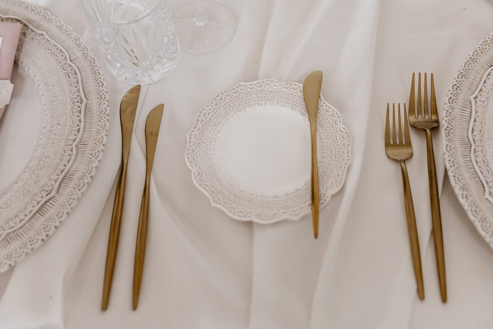 Blumen, Kerzen und Romantik – die Magie der Dekoration Ein kunstvolles Zusammenspiel aus Farben und Formen