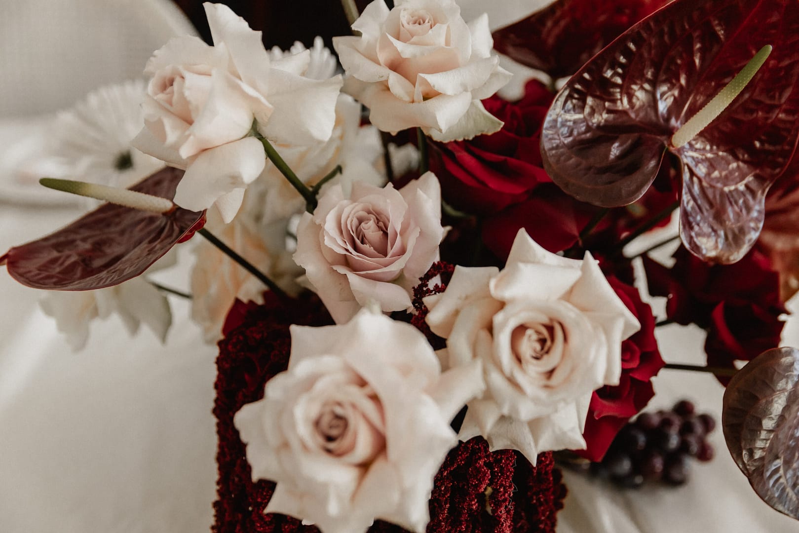 Blumen, Kerzen und Romantik – die Magie der Dekoration Ein kunstvolles Zusammenspiel aus Farben und Formen