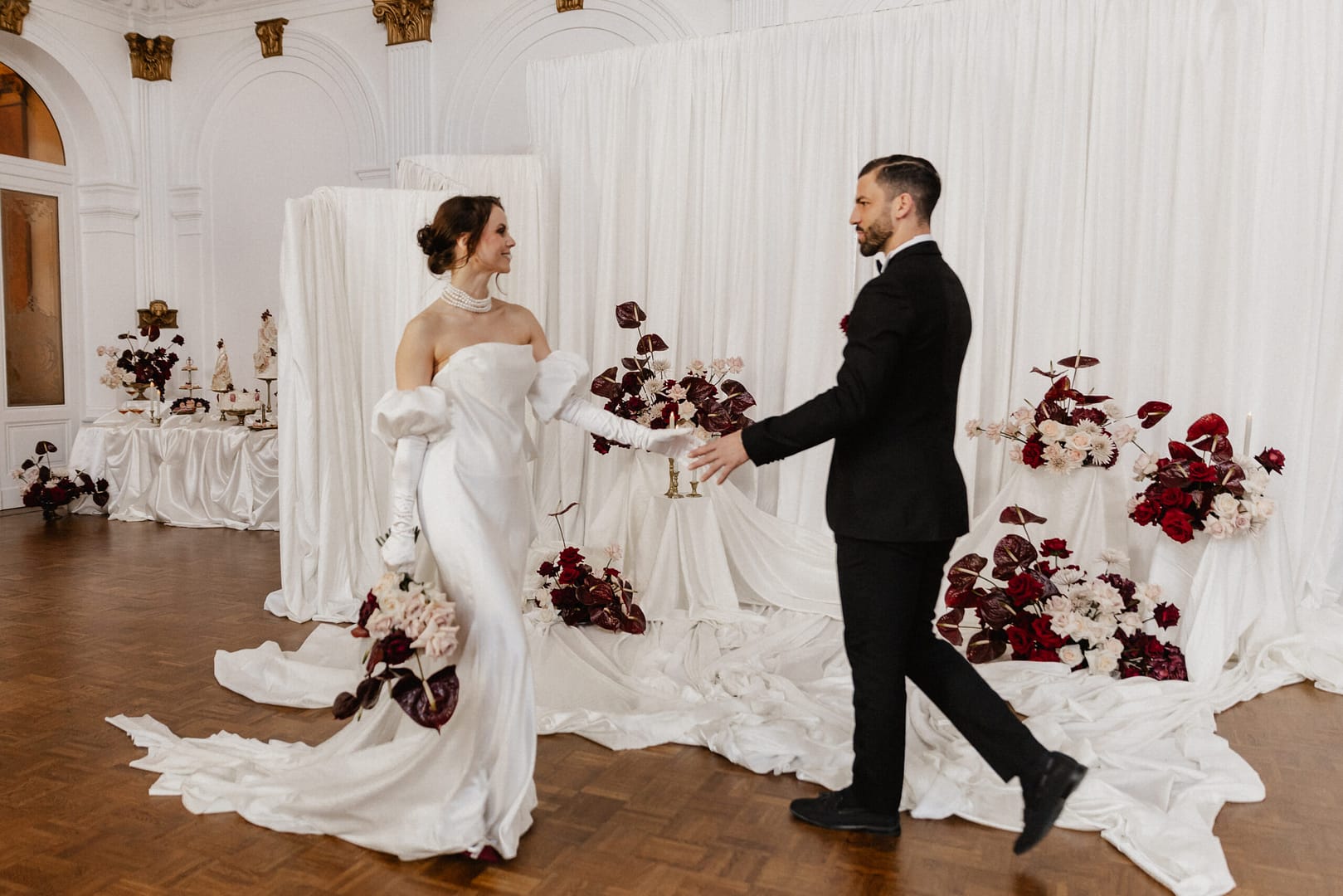 Ein Paar voller Liebe und Vertrauen Strahlend vereint am großen Tag