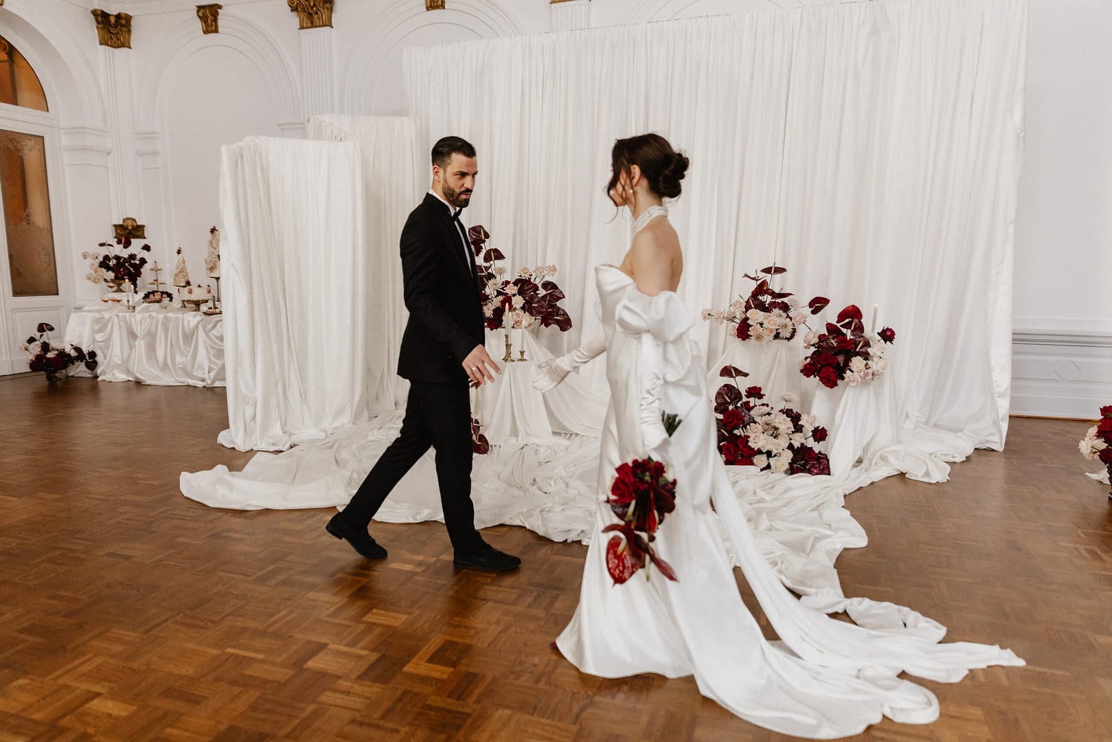 Ein Paar voller Liebe und Vertrauen Strahlend vereint am großen Tag