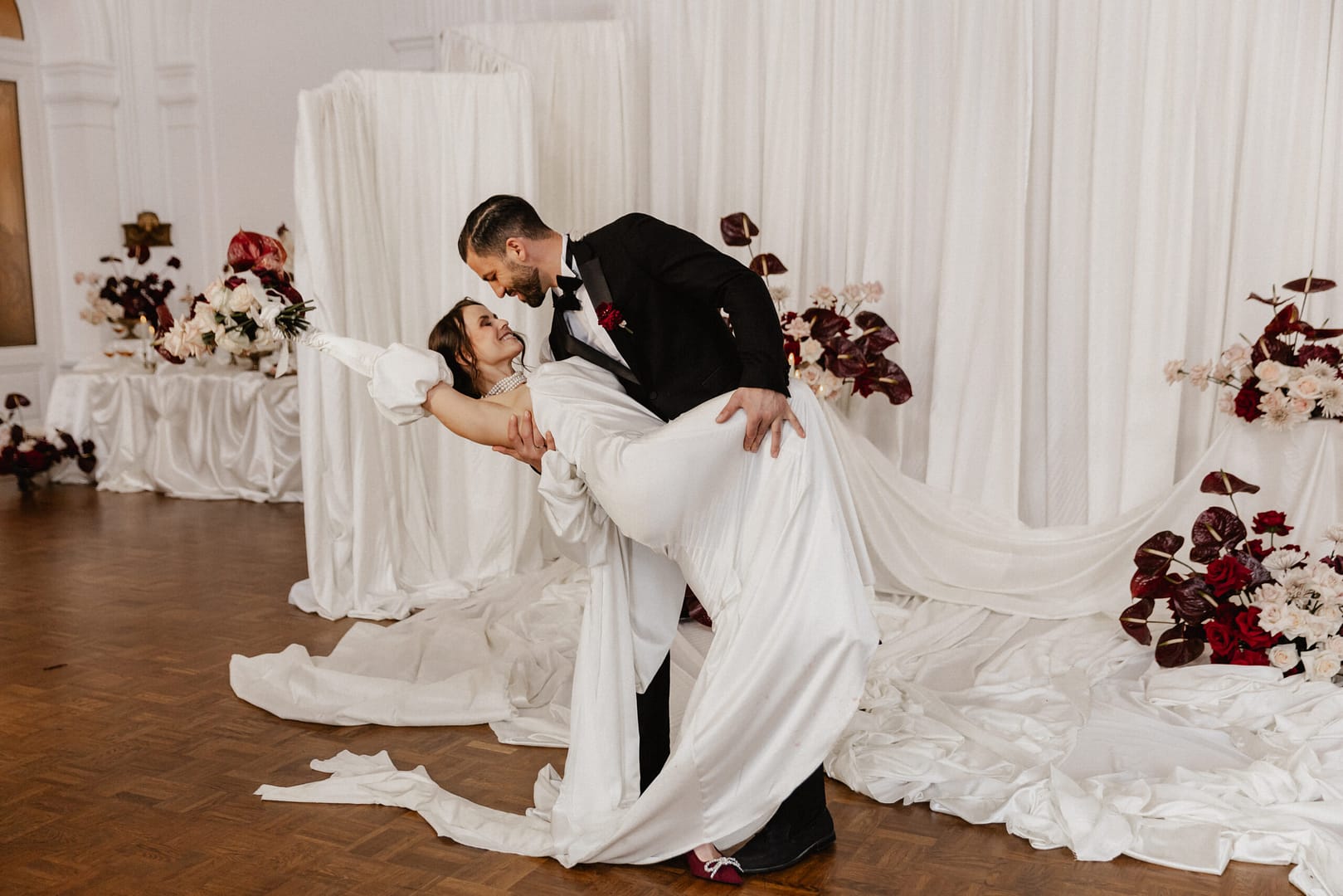 Ein Paar voller Liebe und Vertrauen Strahlend vereint am großen Tag