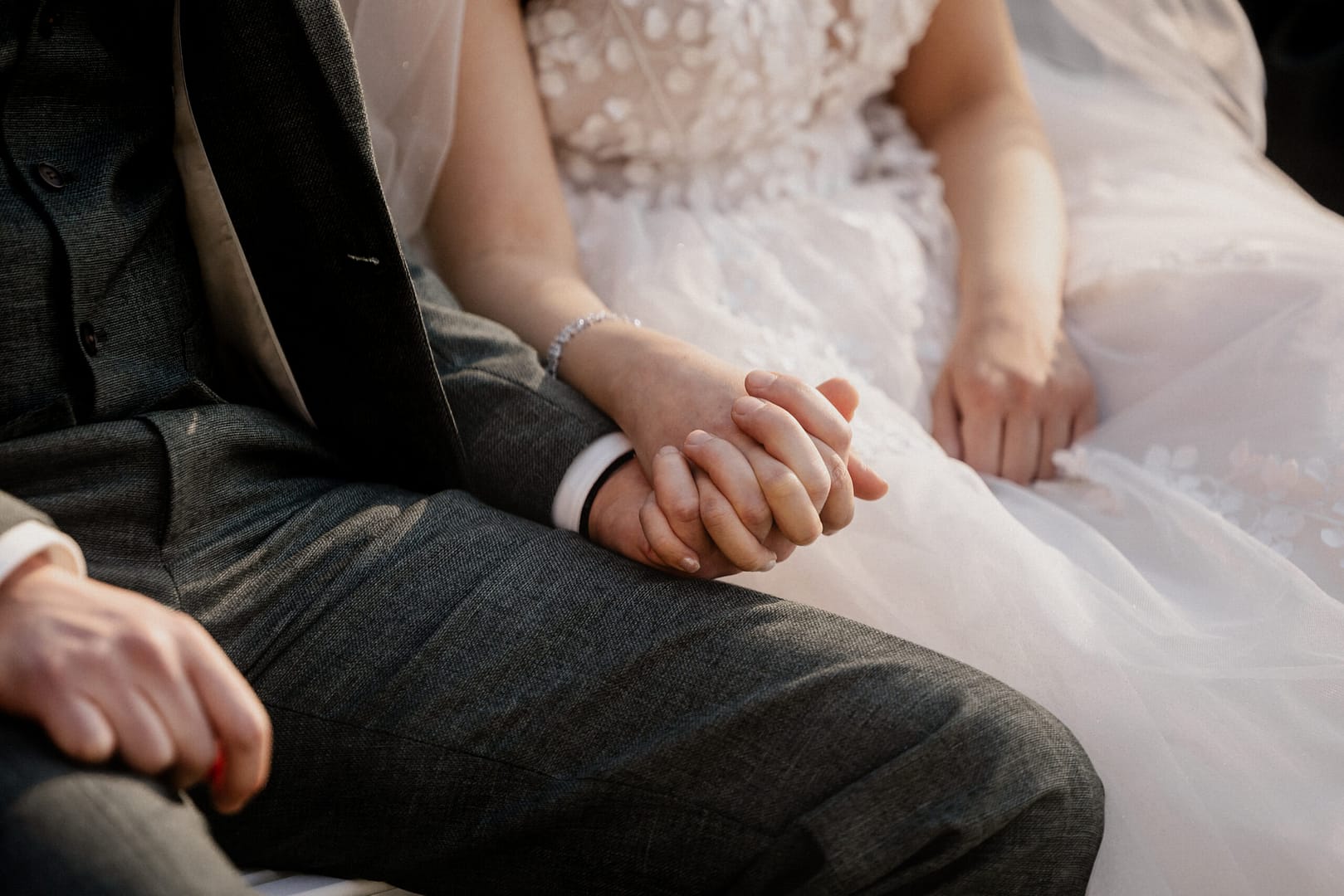 Braut und Bräutigam halten ihre Hände fest