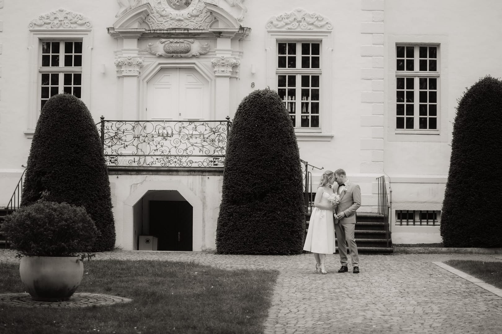Hochzeitsshooting vor dem Standesamt in Schloss Neuhaus
