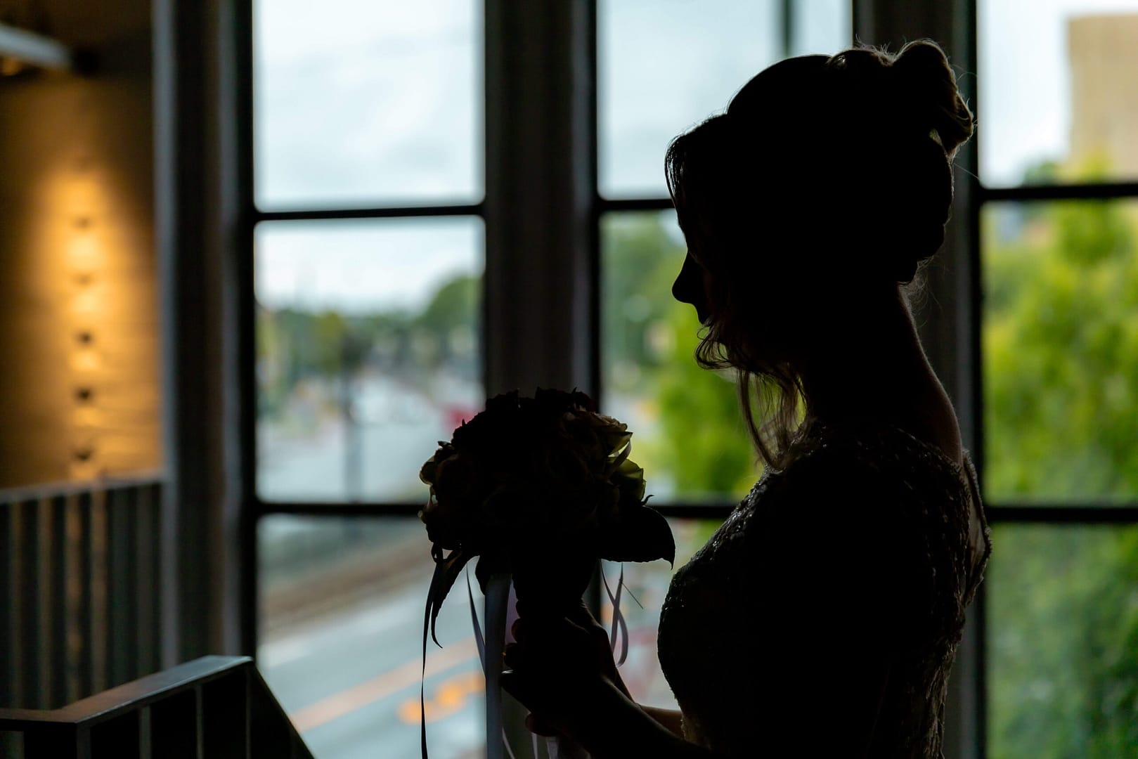 Brautshooting in Osnabrück, Braut vor dem Fenster
