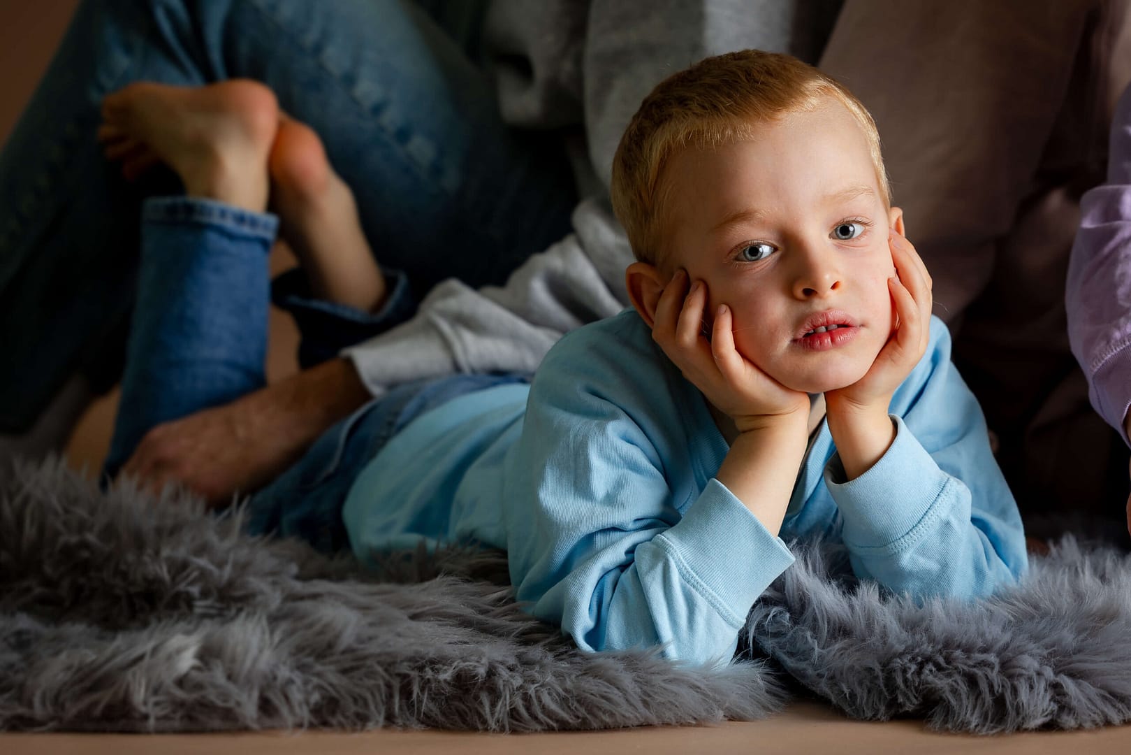 Kind mit Familie im Hintergrund