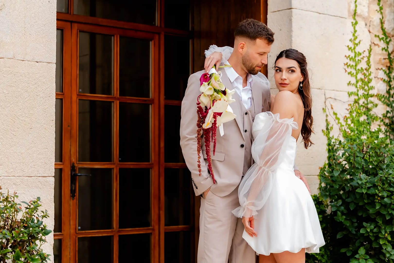 Hochzeitsfotografie Bielefeld Brautpaar vor der Hochzeitslokation (30)