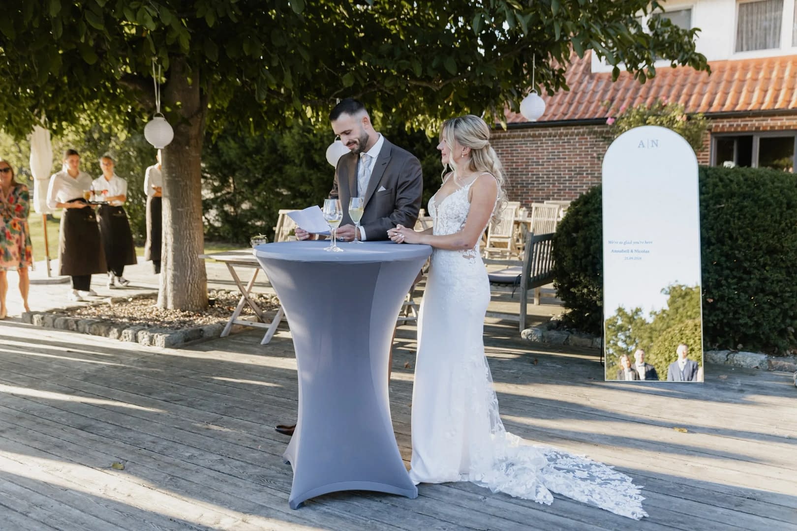 braeutigam haelt rede braut hoert zu terrasse scheune st georg