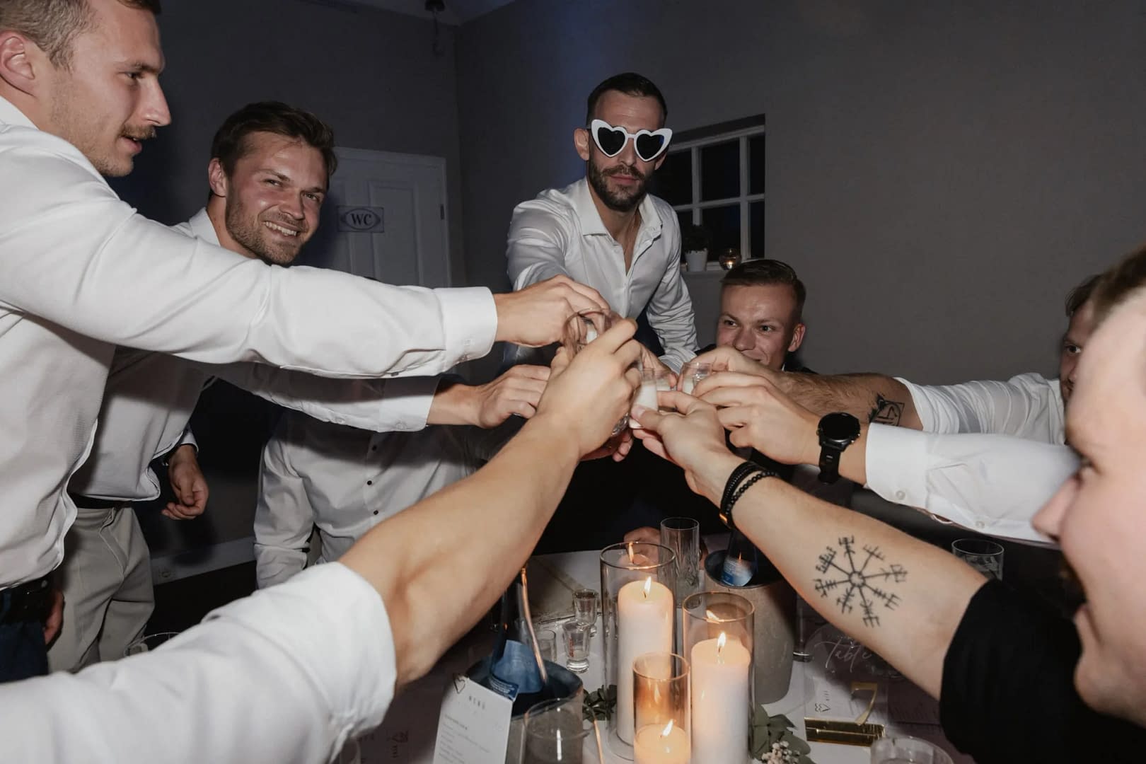 braeutigam herzbrille anstossen shots freunde hochzeitsfeier