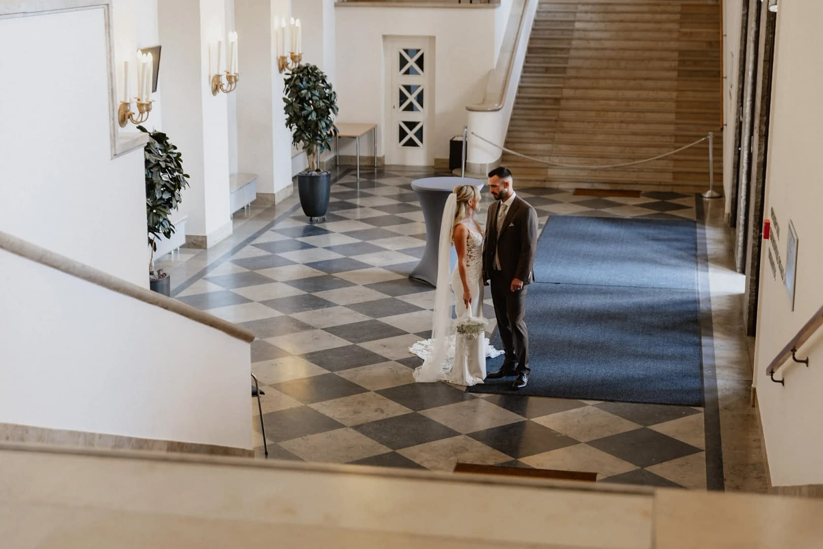 brautpaar foyer schachbrettboden von oben