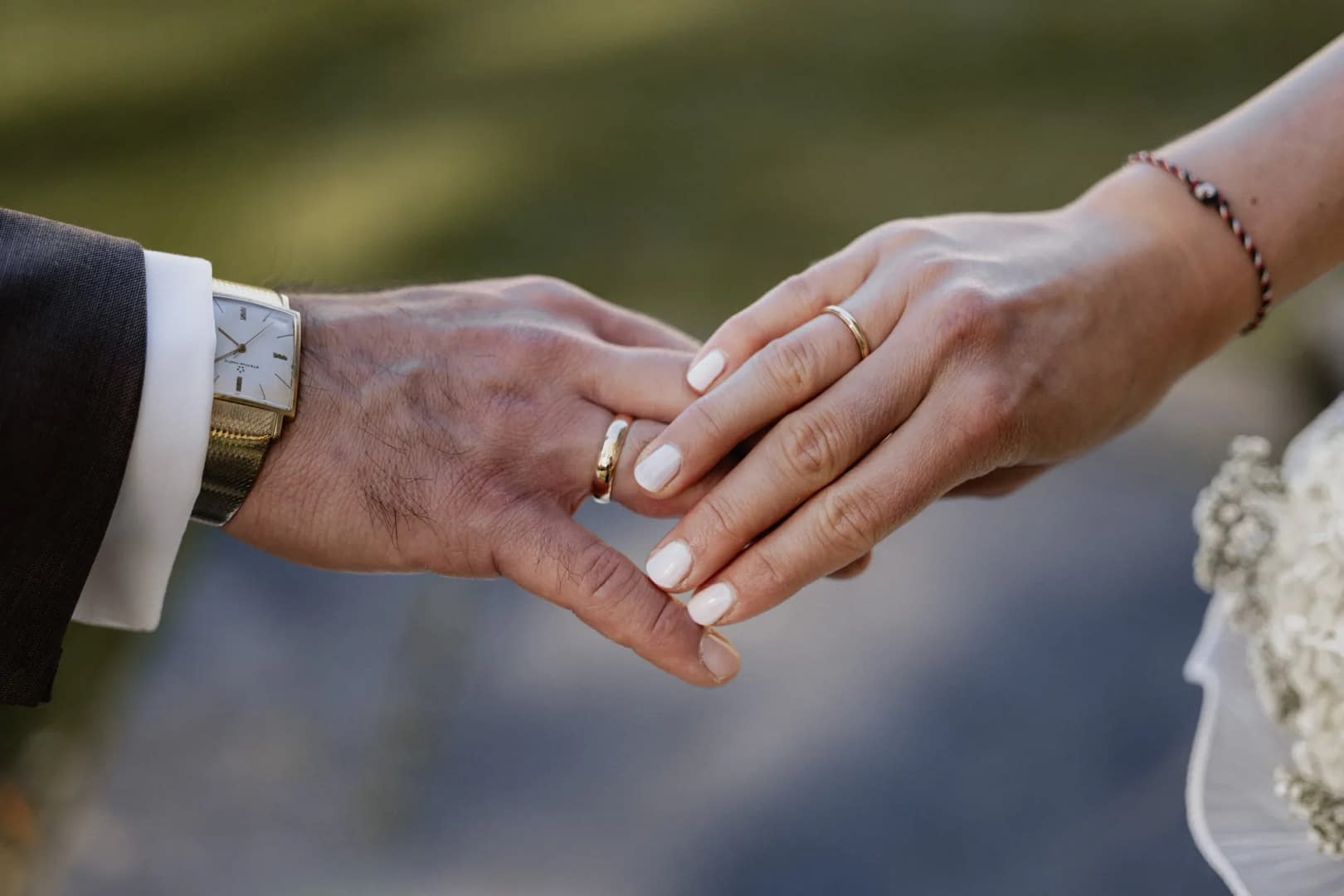 eheringe gold haende brautpaar detailaufnahme hochzeit