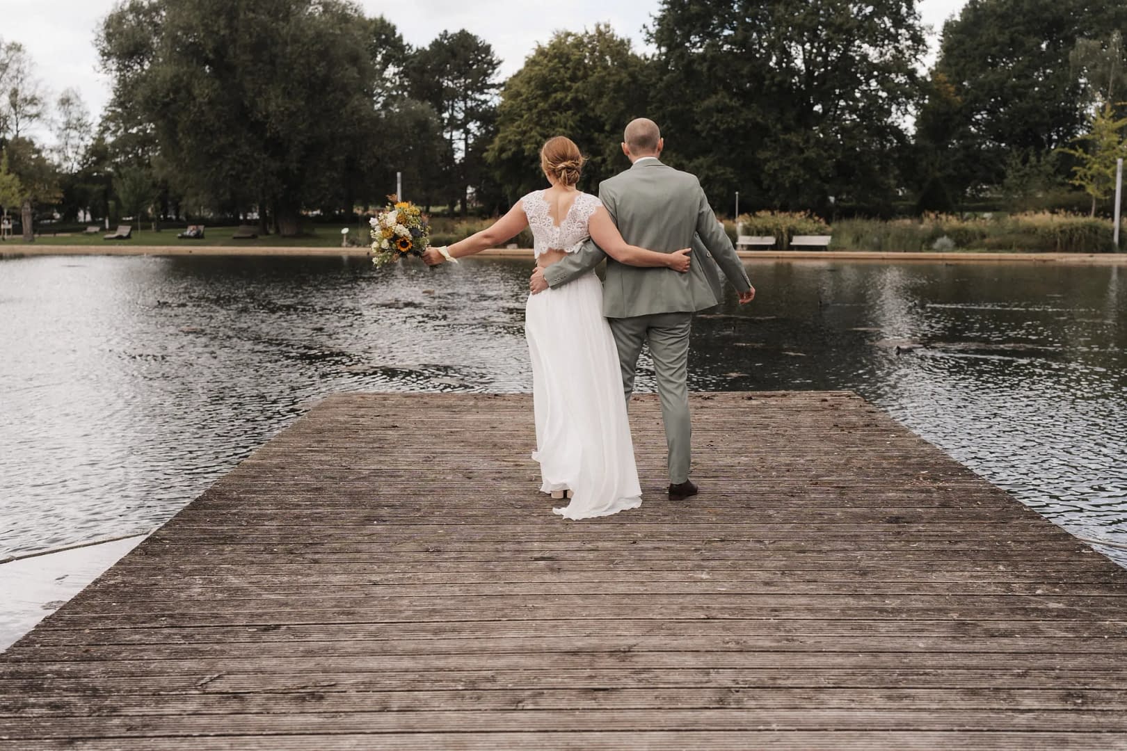 hochzeit landwerk melle brautpaar steg von hinten 120