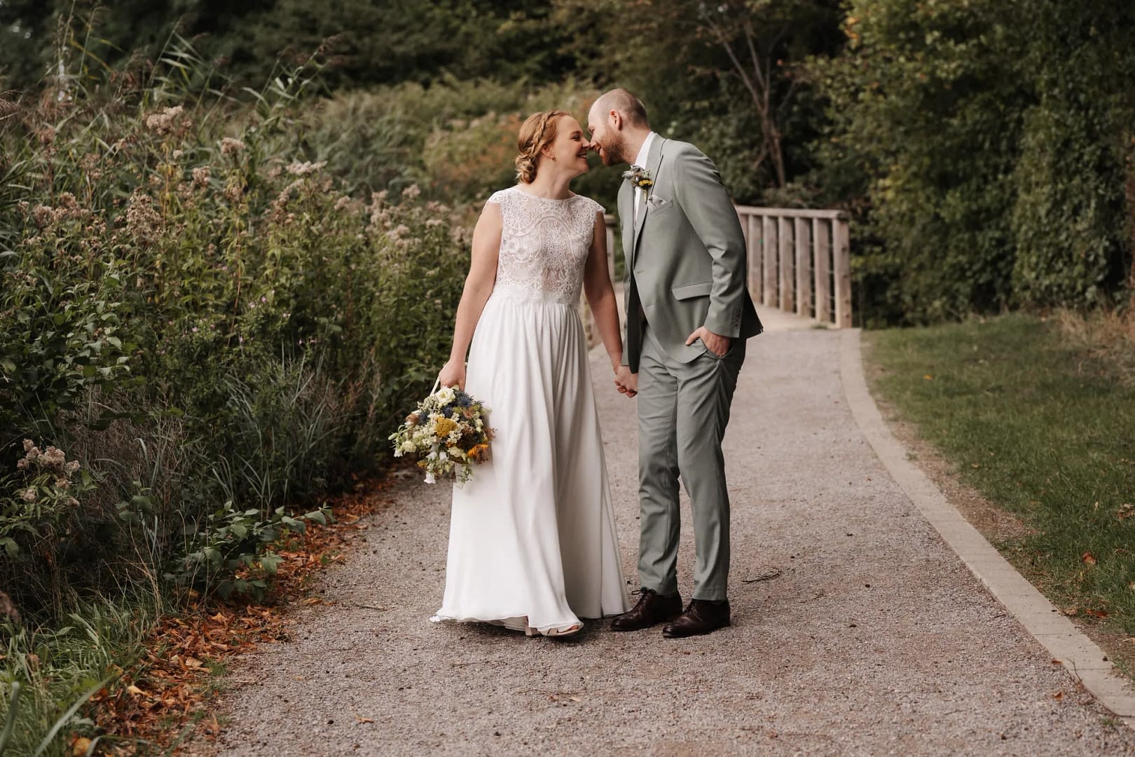 hochzeit landwerk melle kuss auf gartenweg 094