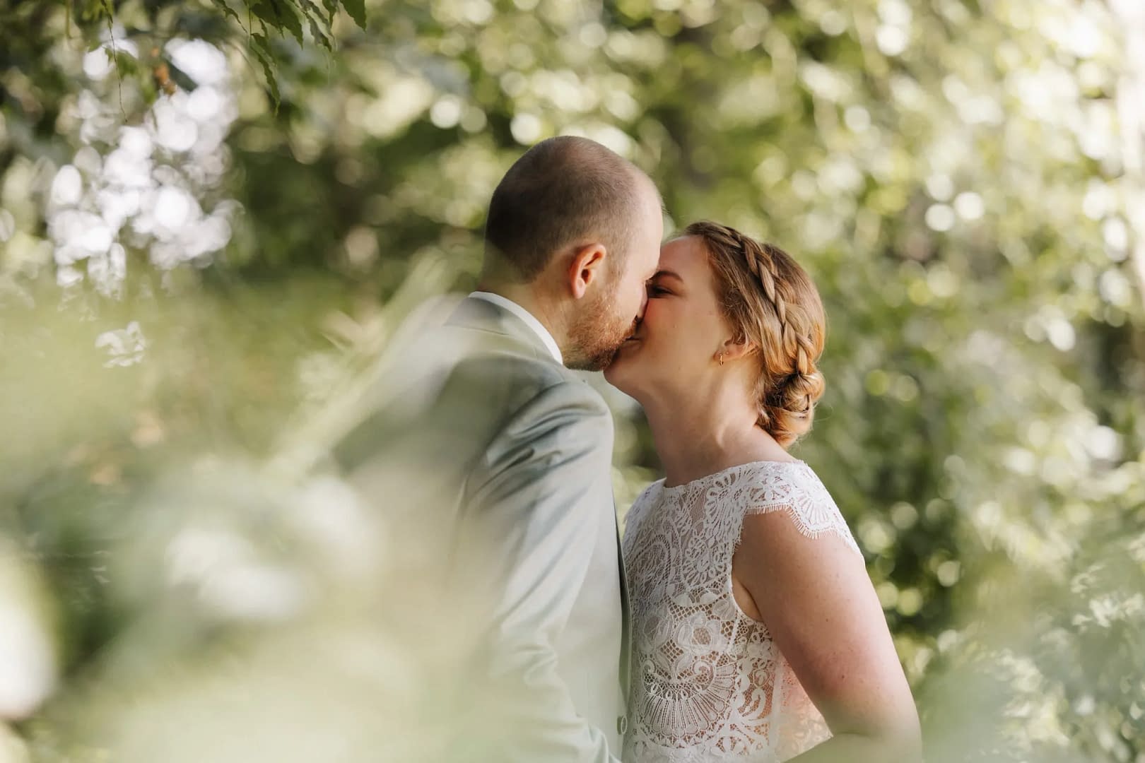 hochzeit landwerk melle kuss durch blaetter 010