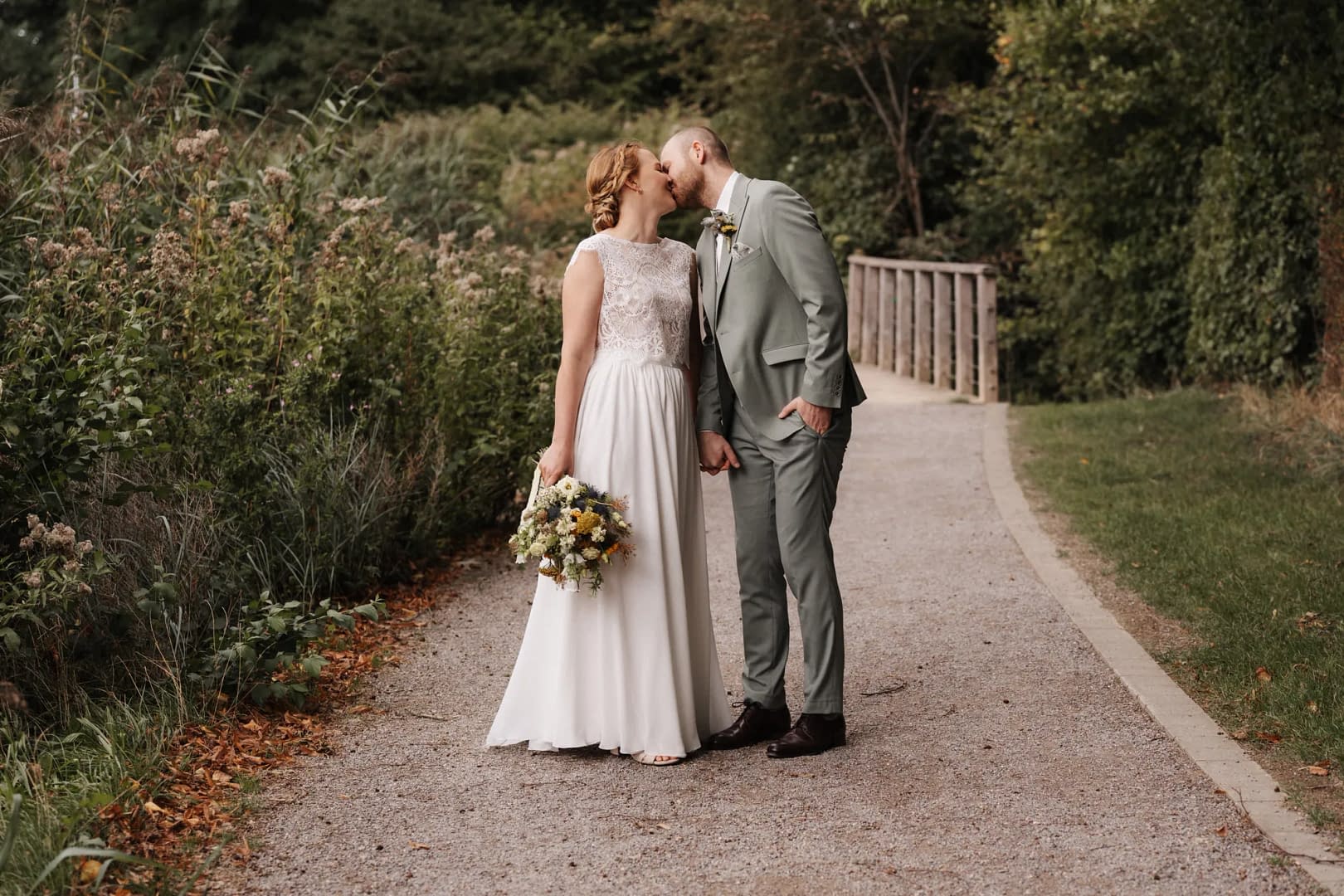 hochzeit landwerk melle kuss mit brautstrauss 096