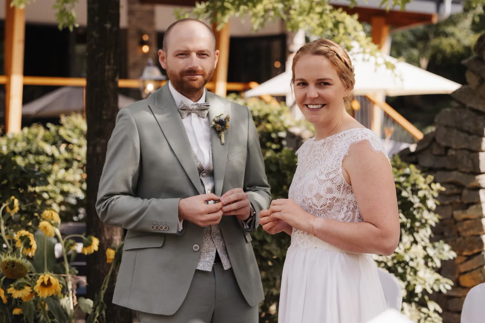 hochzeit landwerk melle trauung brautpaar lacht sonnenblumen 124