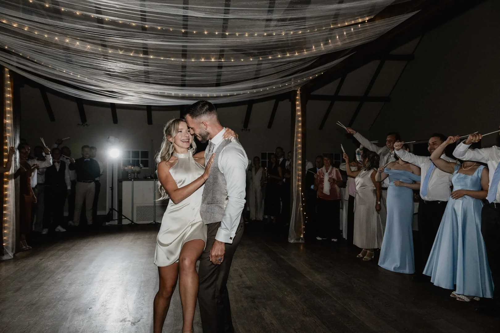 hochzeitstanz braut lacht wunderkerzen gaeste rastede