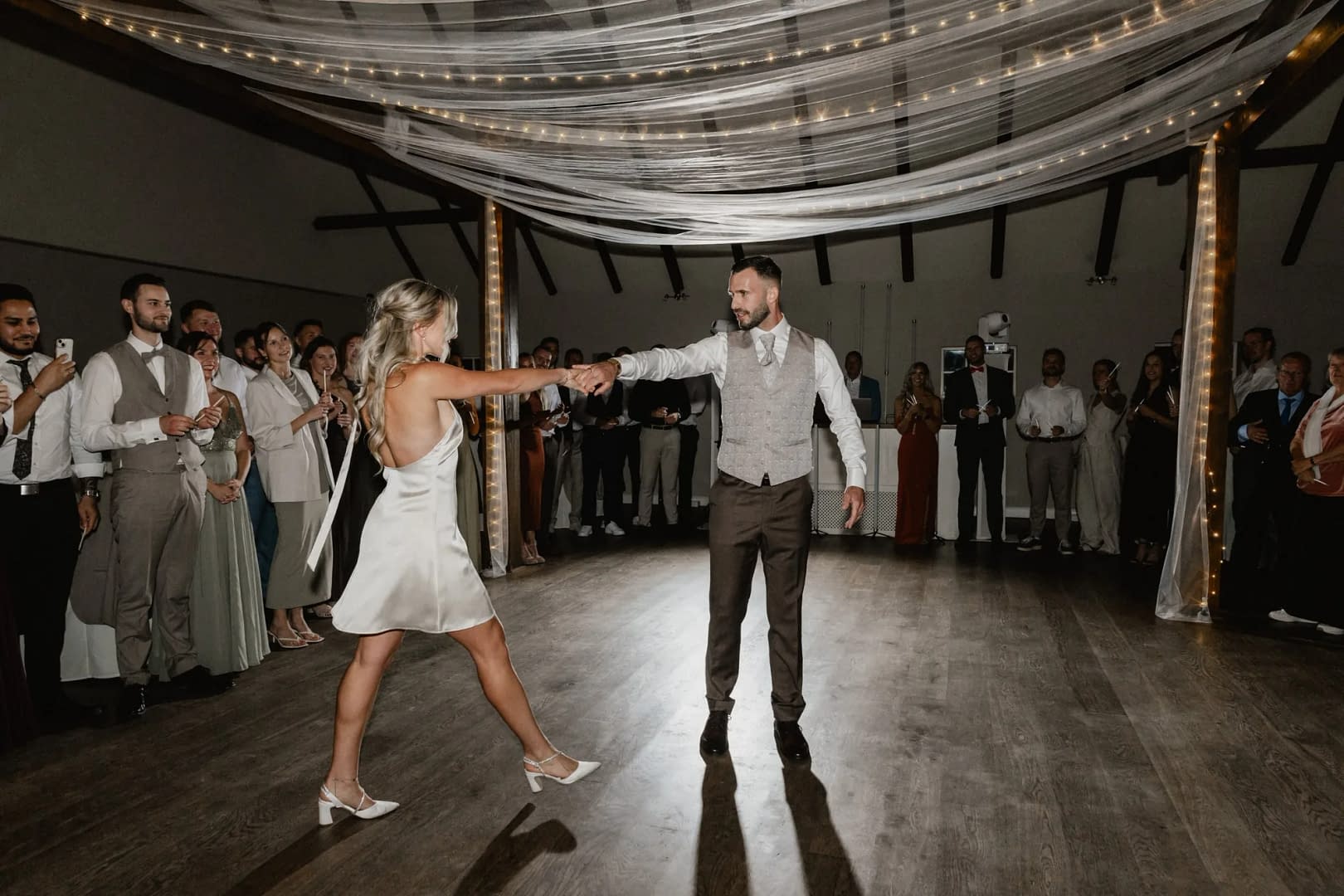 hochzeitstanz brautpaar drehung gaeste tuellhimmel scheune st georg