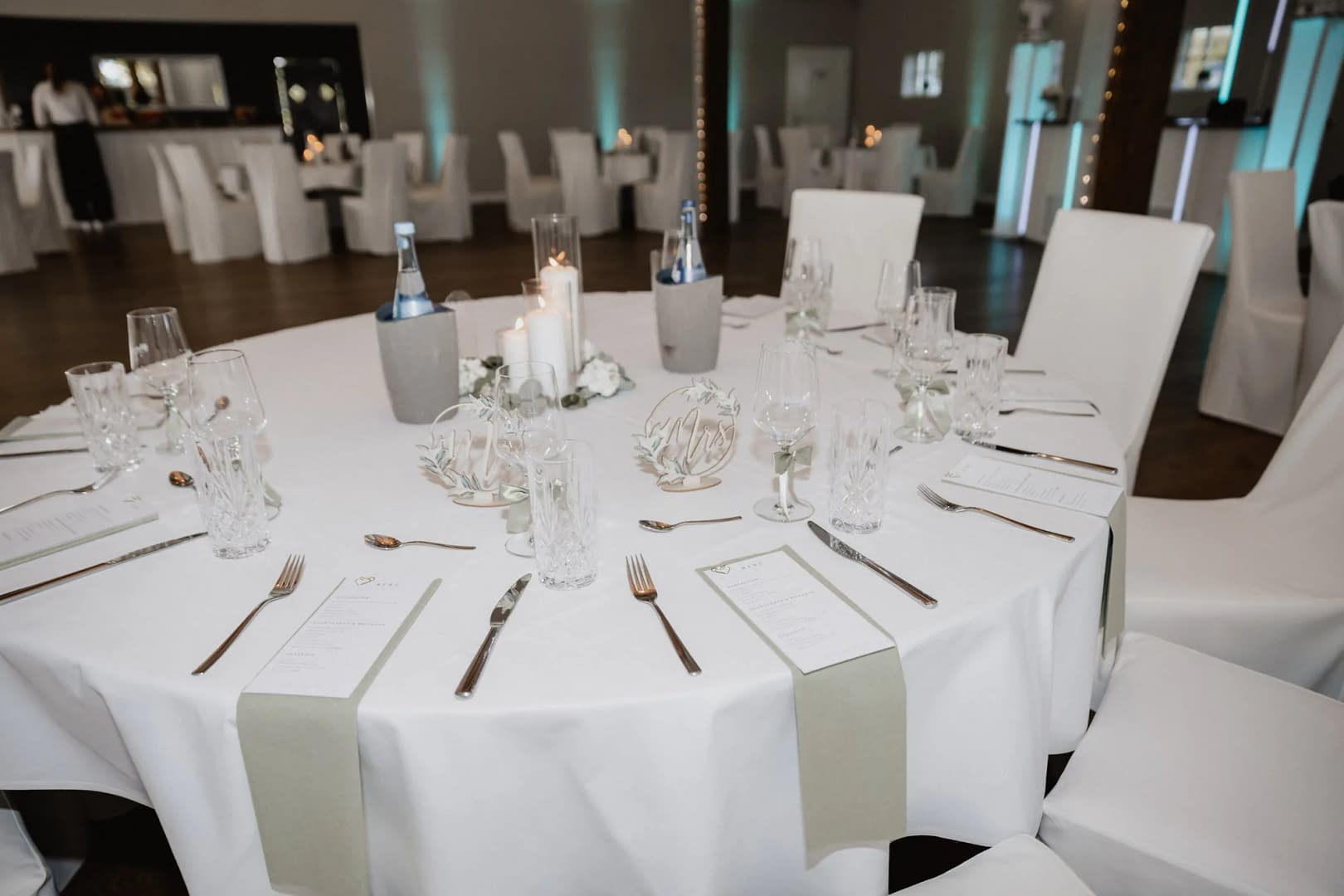 hochzeitstisch mr mrs schilder salbeigruen scheune st georg