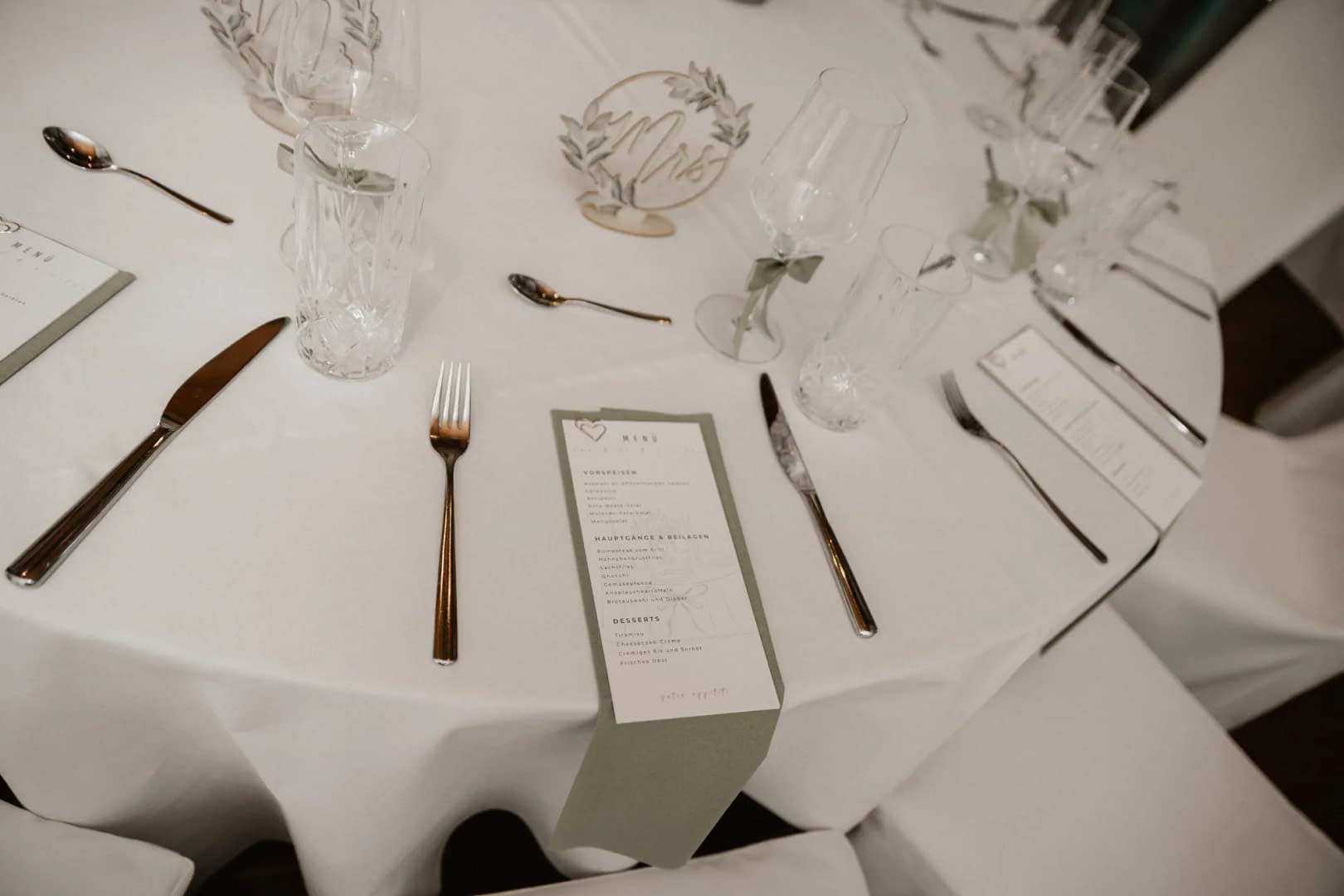 menuekarte salbeigruen tischdeko mrs schild hochzeit rastede